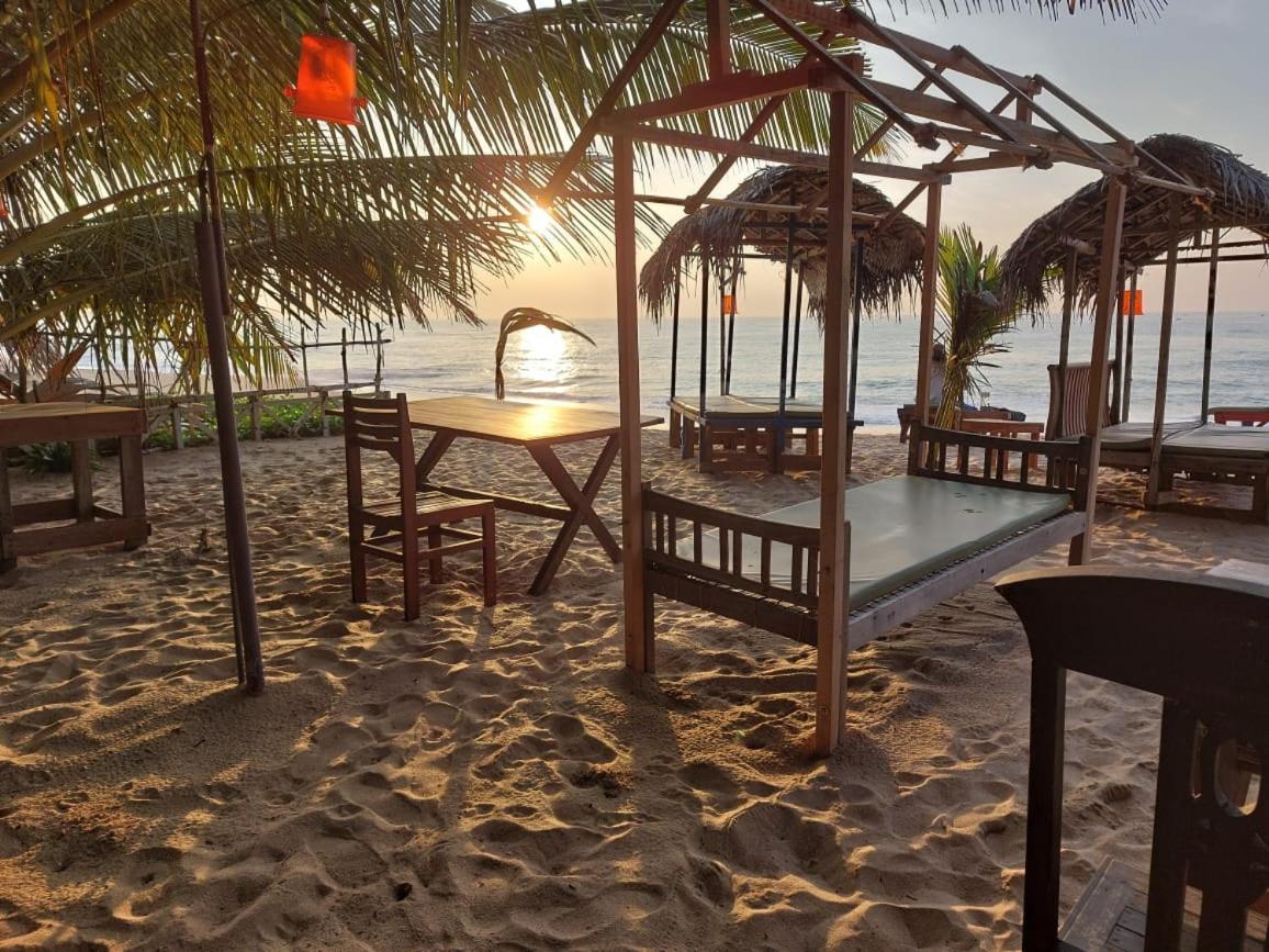 Blue Horizon Beach Hotel Tangalle Exterior photo